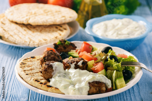 Quadro su tela Greek meatballs (keftedes) with pita bread and tzatziki dip.