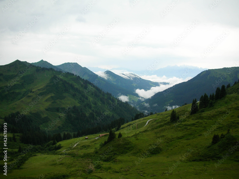 Naklejka premium Mountains with cloud