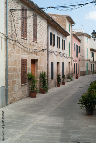 Fototapeta Naklejka Na Ścianę i Meble -  Alley in Alcúdia on Mallorca island
