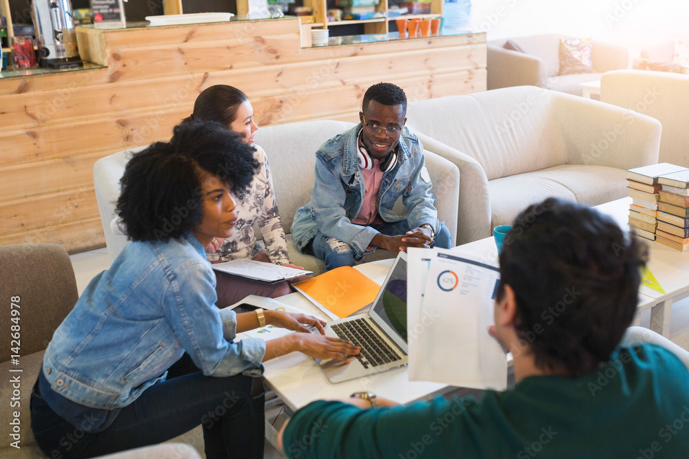 Obraz premium Happy young multiracial group of young university students studying