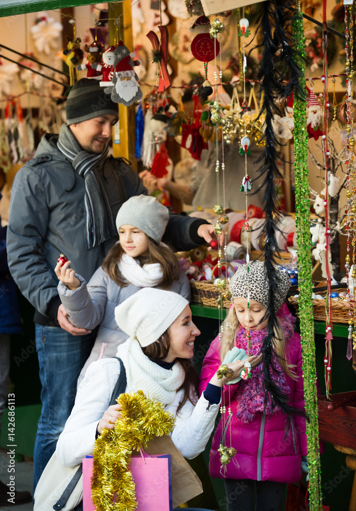 Family buying decorations at x-mas market