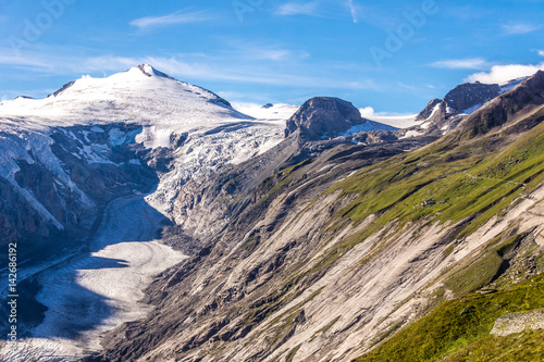 Blick auf den verschneiten Johannisberg mit dem Pasterzengletscher im Sommer