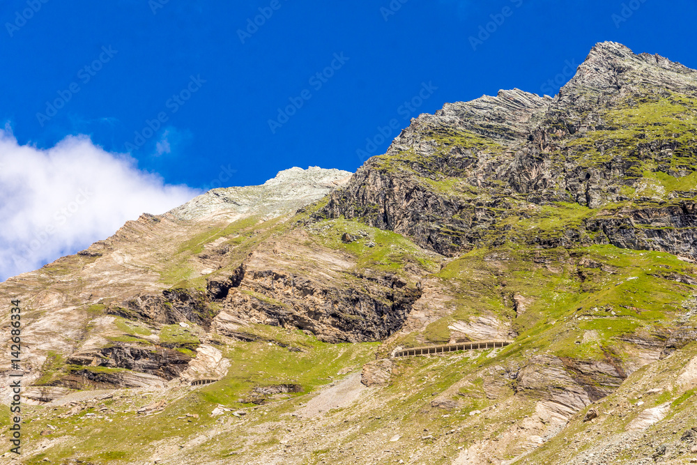 Straßentunnel durchziehen die Felsen im Hochgebirge