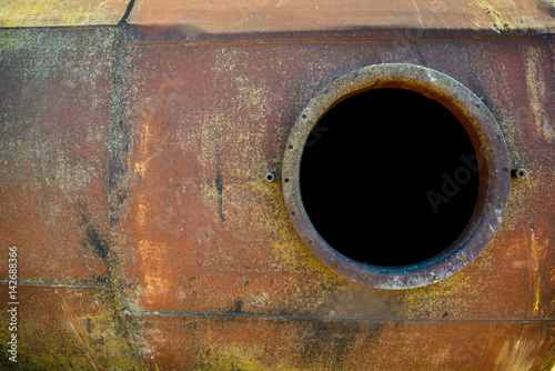 Obraz na płótnie opened rusty manhole on orange fuel tank w salonie