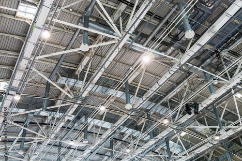 Structure of the metal ceiling of a building, roof or room