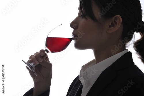 赤ワインを飲む女性のシルエット