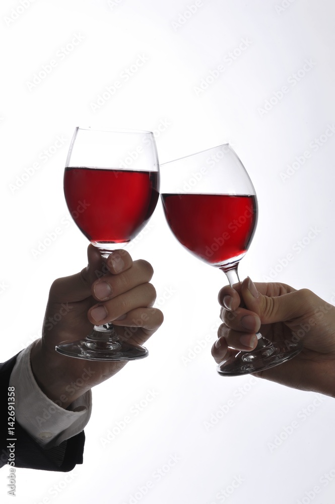 赤ワインで乾杯するカップルの手