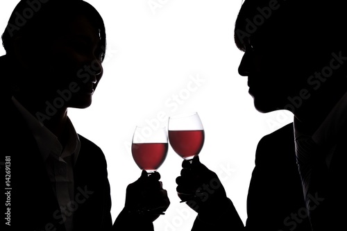 ワインで乾杯する男女のシルエット