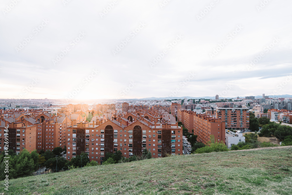 Fototapeta premium Madrid cityscape at sunset with purple clouds