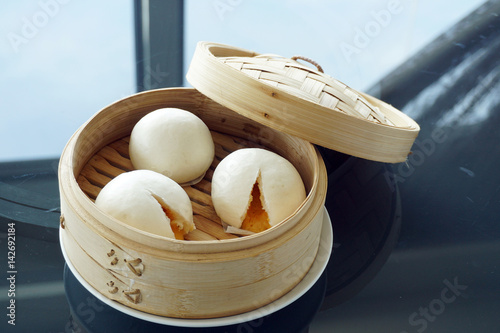 Billede på lærred Chinese steamed bun or Chinese steamed yolk custard lava bun in bamboo tray - Traditional Chinese dim sum, Selective Focus