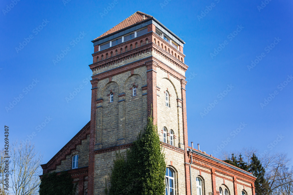 Altes Fabrikgebäude mit Turm im Münsterland