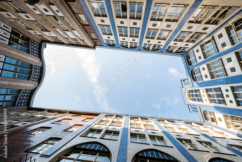 Canvas Print Innenhof mit blick zum Himmel