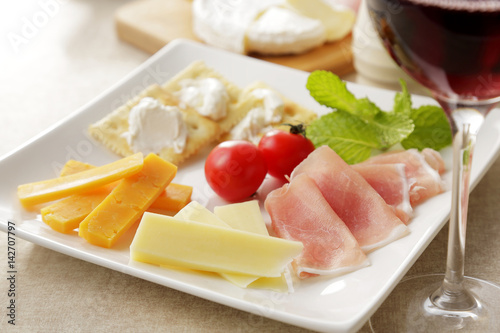 チーズと生ハムのオードブル Cheese and raw ham hors d 'oeuvres