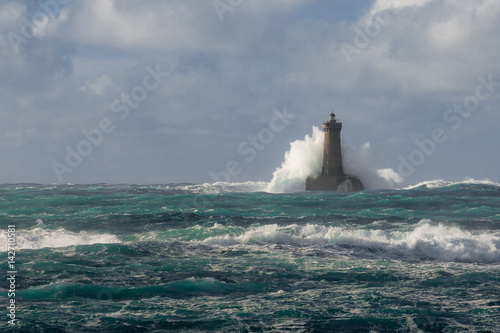 Fototapeta Naklejka Na Ścianę i Meble -  Le phare du Four au au large des côte bretonnes en pleine tempête - Porspoder en Bretagne