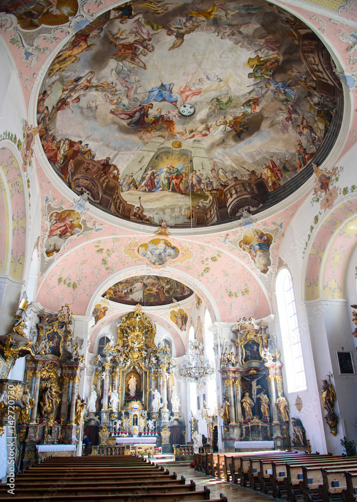 Obraz premium OBERAMMERGAU, GERMANY - MAY 05, 2016: Interior architecture and decorations of Saint Peter and Paul Catholic Parish church in Oberammergau, Germany, on May 05, 2016.
