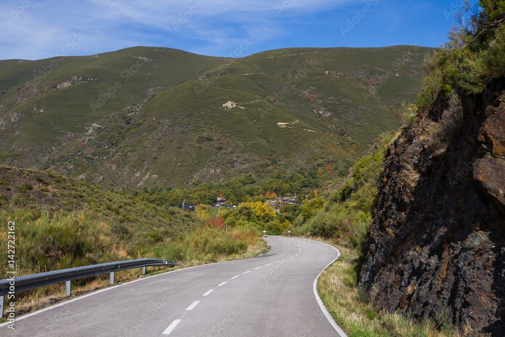 Carretera de acceso a Pueblo de Montaña en Otoño. Burbia , Leon, España
