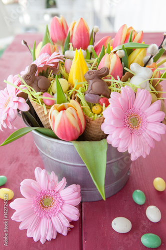 Wallpaper Mural Kleine Osternester in Blumenstrauss Torontodigital.ca