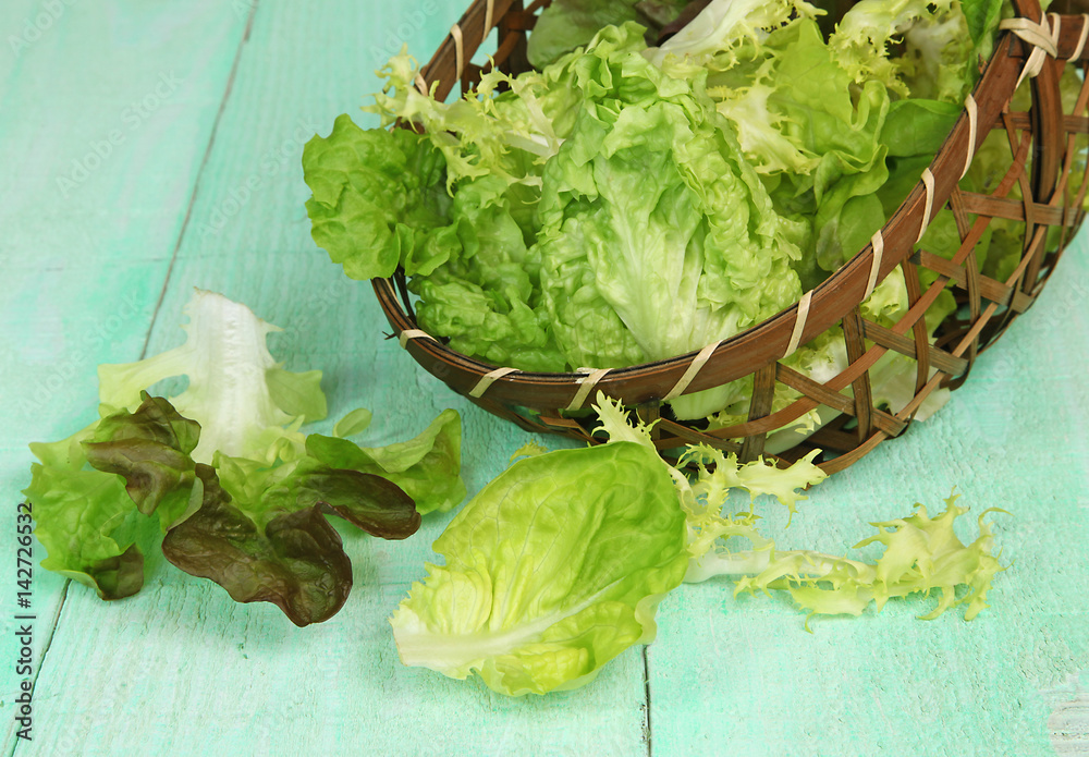 Différentes variétés de feuilles de salades Stock Photo Adobe Stock — free download