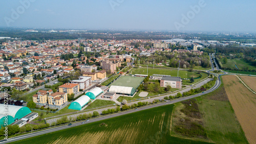 Natura e paesaggio comune di Solaro, Milano: vista aerea di un campo, case e abitazioni, coltivazione, prato verde, campagna, agricoltura, alberi. Italia