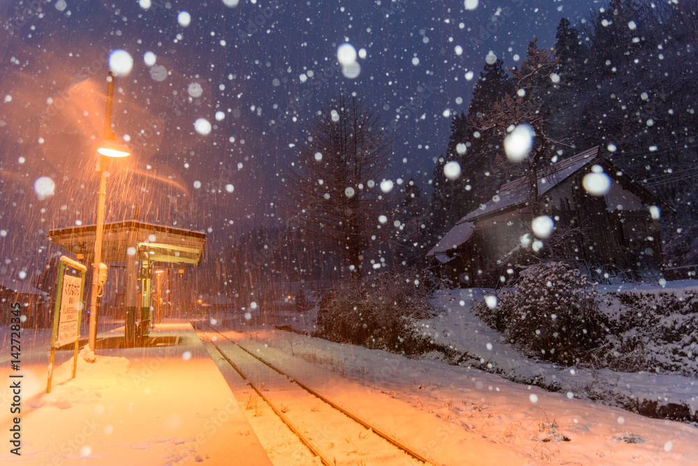 雪の舞う田舎駅 Stock Photo Adobe Stock