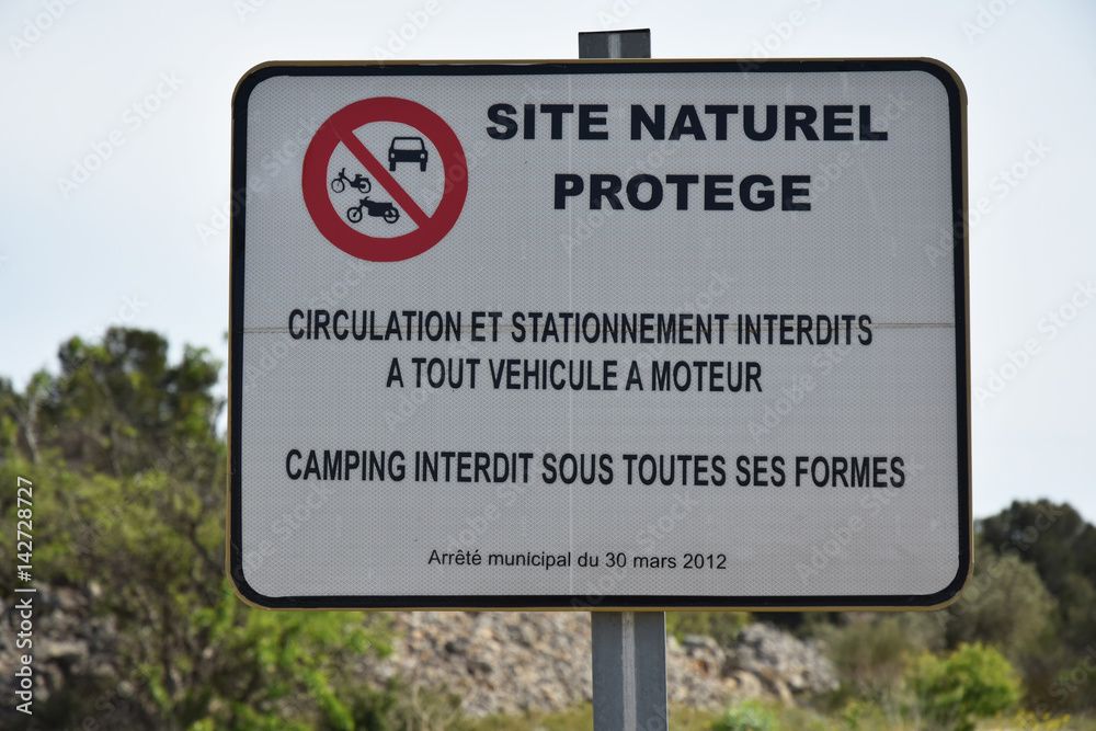 Panneau site naturel protégé, interdit. Panneau site naturel protégé, interdit.