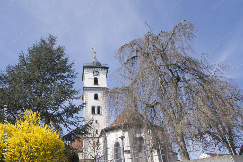Historischer Kirchturm im Frühling Historischer Kirchturm im Frühling