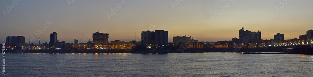 Stadtsilhouette von Sohag am Abend