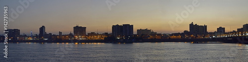 Stadtsilhouette von Sohag am Abend