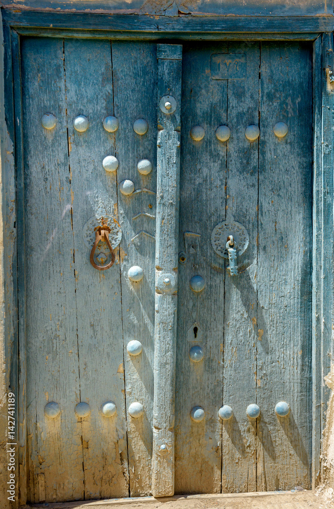 Obraz premium old doors in historical quarter of the Iranian city of Meybod