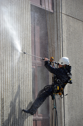 Nettoyeur de façade d'immeuble professionnel