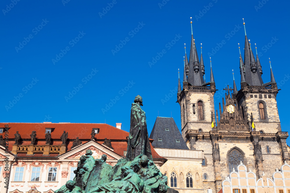 Fototapeta premium Jan Hus monument and Tyn Church in the Old Town of Prague, Czechia