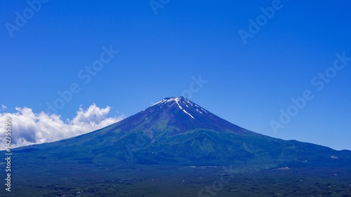 春または初夏の富士山と青空