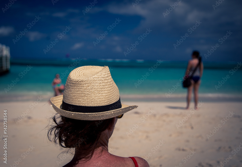 woman's hat at the beach
