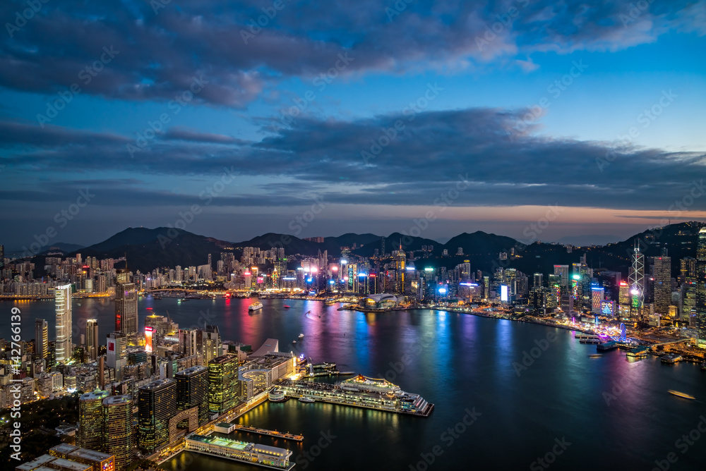 九龍半島から望む香港の夕景