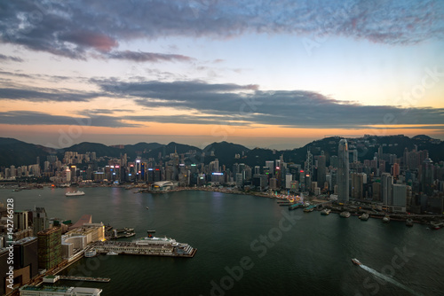 九龍半島から望む香港の夕景 © hit1912