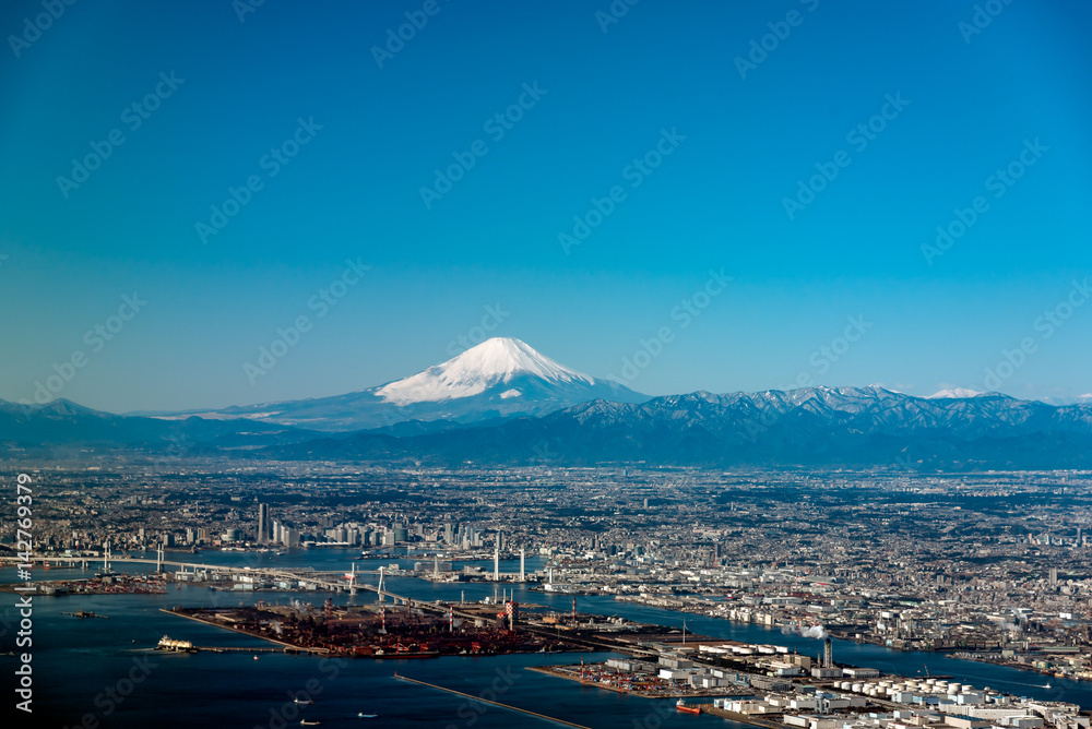 京浜工業地帯と富士山　空撮

