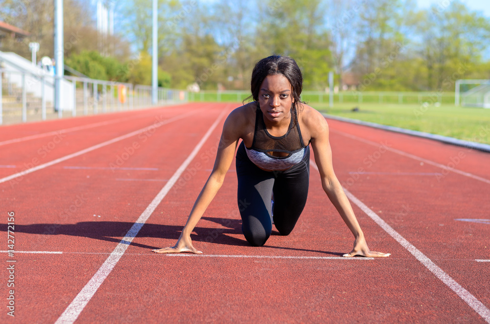 Obraz premium Woman doing sprint training on a sports track