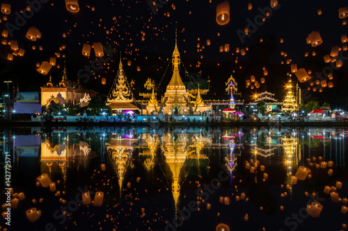 Bild auf Leinwand Floating lamp in yee peng festival at Wat Chong Klang and Wat Chong Kham temples