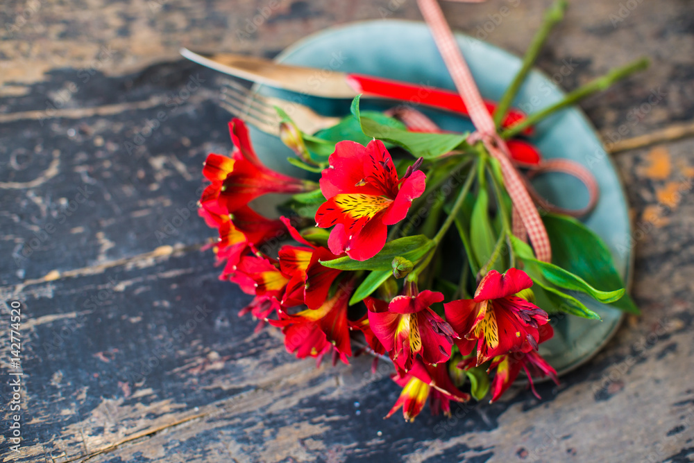 Obraz premium Summer table setting with red lilly