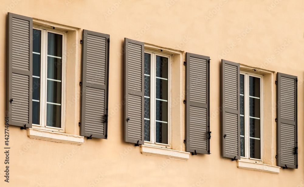 façade et fenêtres avec volets à persienne en aluminium