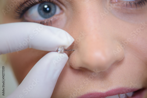 Valokuva having a nose piercing