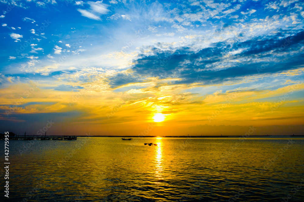 Fototapeta premium Beautiful sky and sunset over the sea