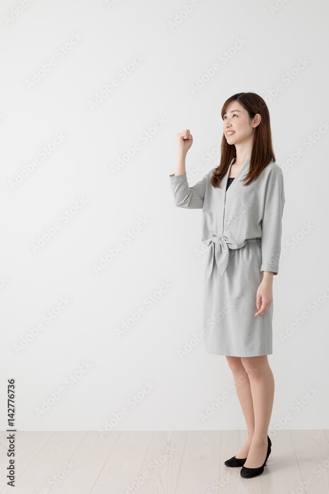 笑顔の女性、ガッツポーズ