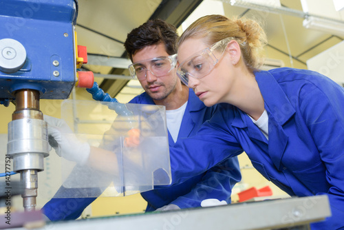 Canvas Print Man and lady using industrial drill