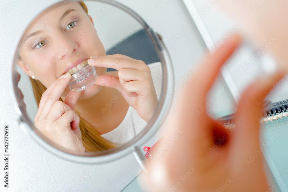 Fototapeta premium Pani pasująca do ust