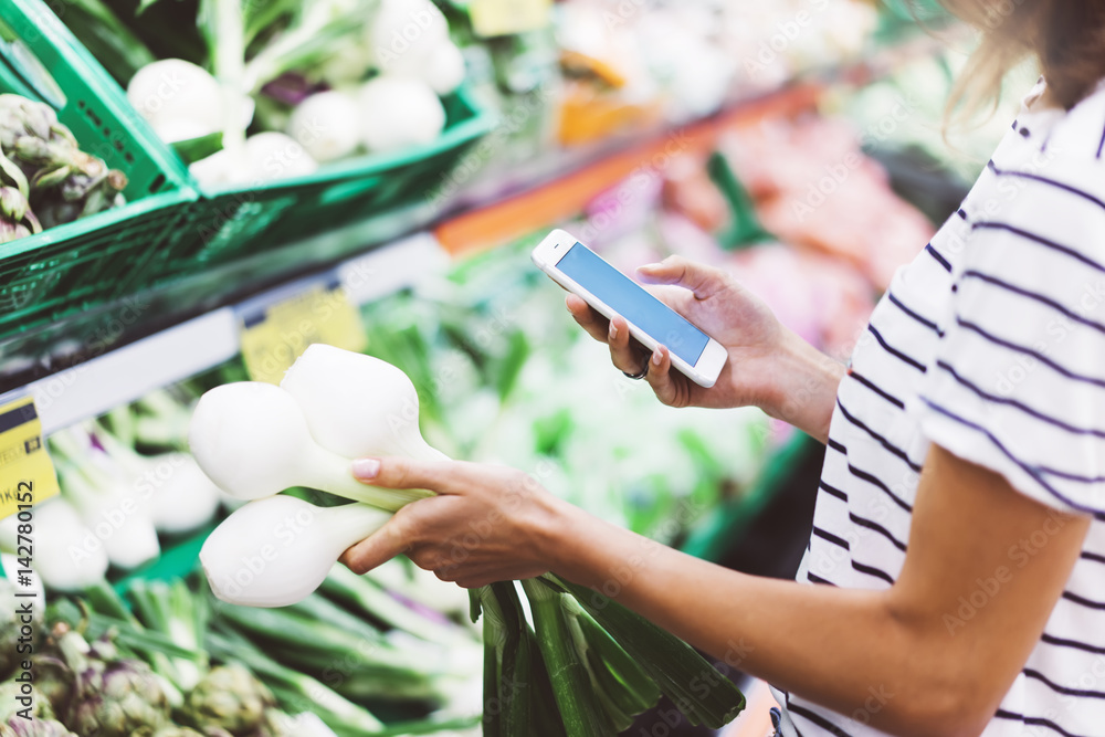Φωτογραφία Young woman shopping healthy food in supermarket blur background