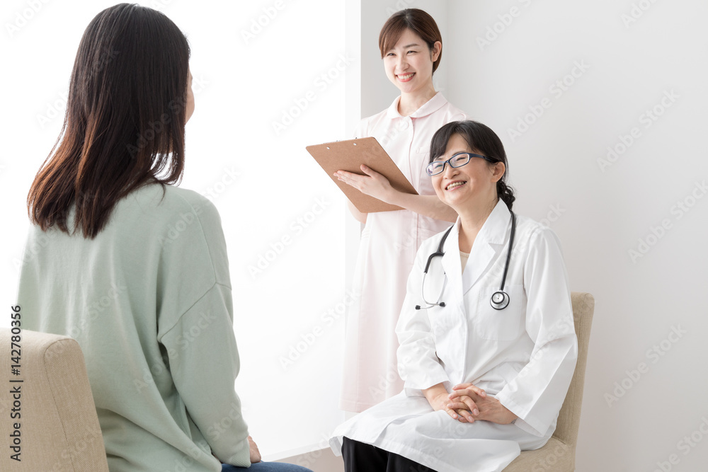 Fototapeta premium 妊婦健診を受ける女性、喜ぶ、医者、女医、看護師