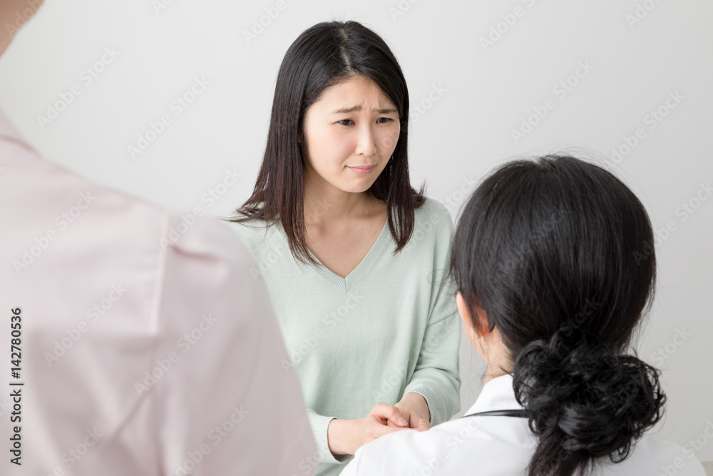 Obraz premium 妊婦健診を受ける女性、不安、心配、悲しむ、医者、女医、看護師