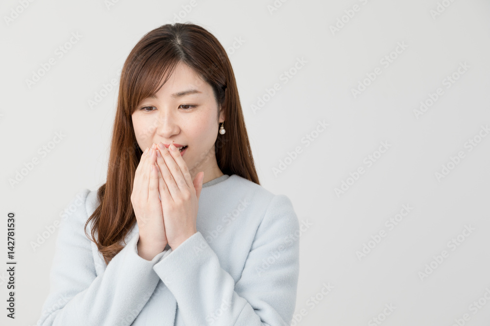 コートを着る女性、息を吐く コートを着る女性、息を吐く