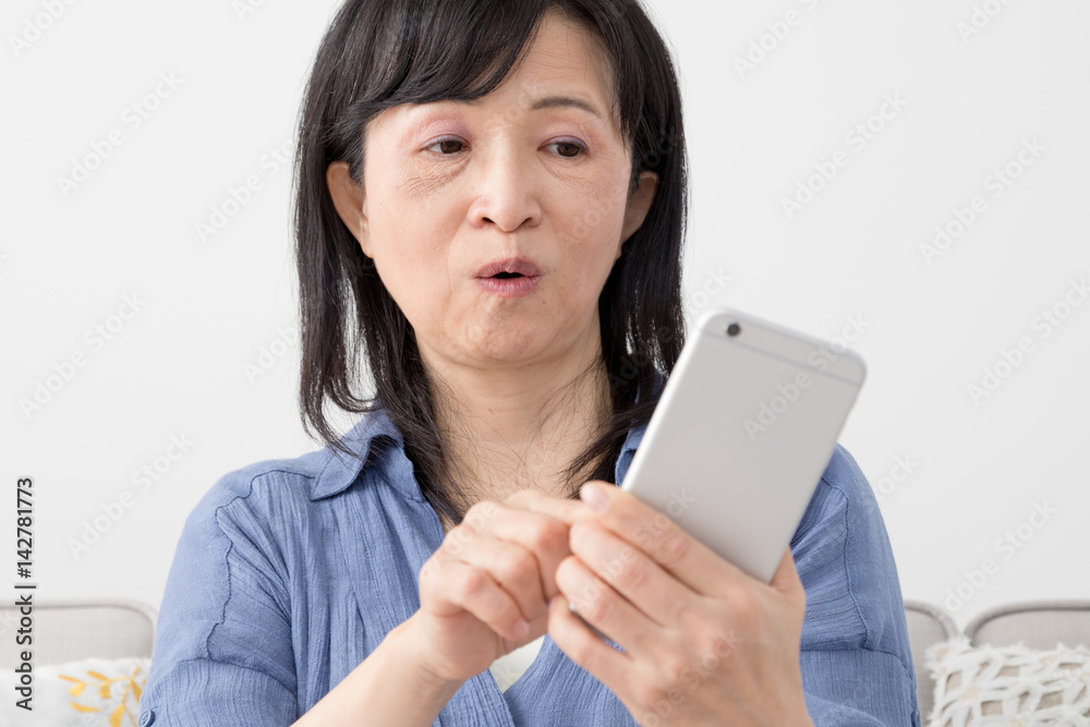 携帯電話を使う女性、喜ぶ、嬉しい 携帯電話を使う女性、喜ぶ、嬉しい